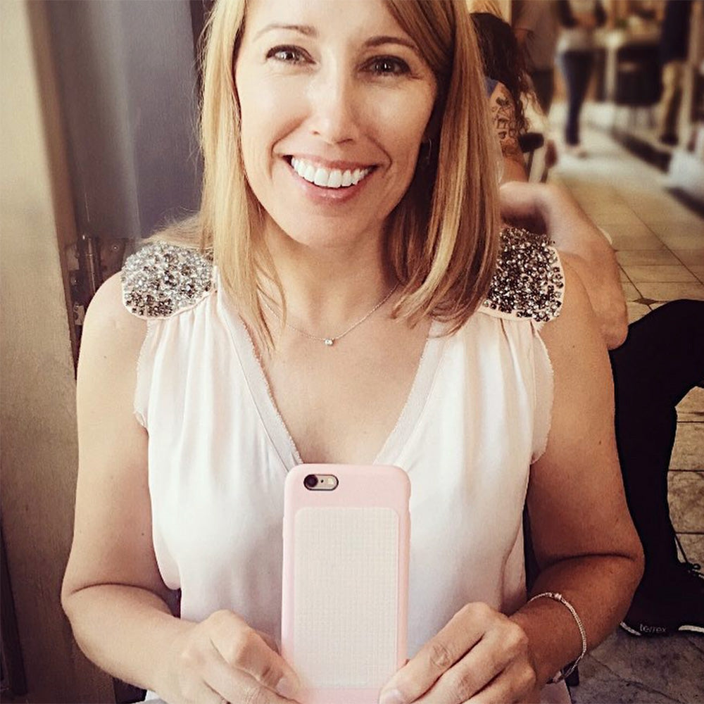 Pink cell phone grip that matches the rose gold iphone!